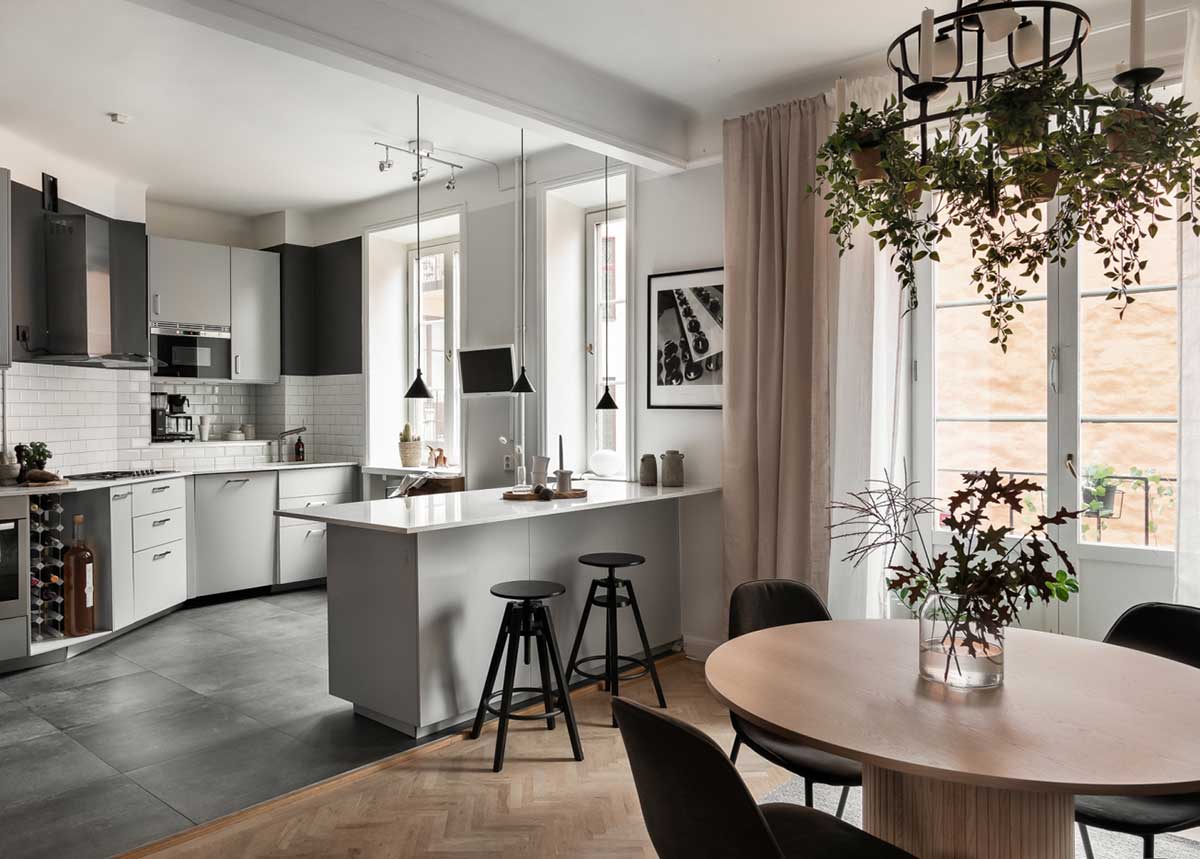 Стильный интерьер в Стокгольме с просторной кухней-обеденной и камином (65 кв. м)