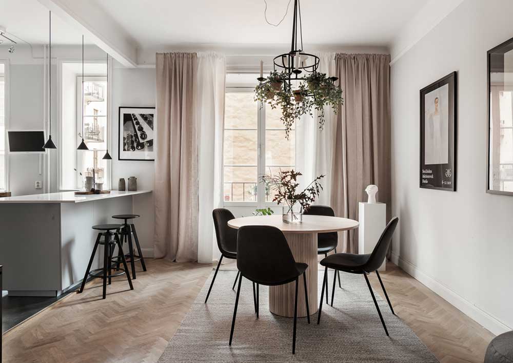 Стильный интерьер в Стокгольме с просторной кухней-обеденной и камином (65 кв. м)