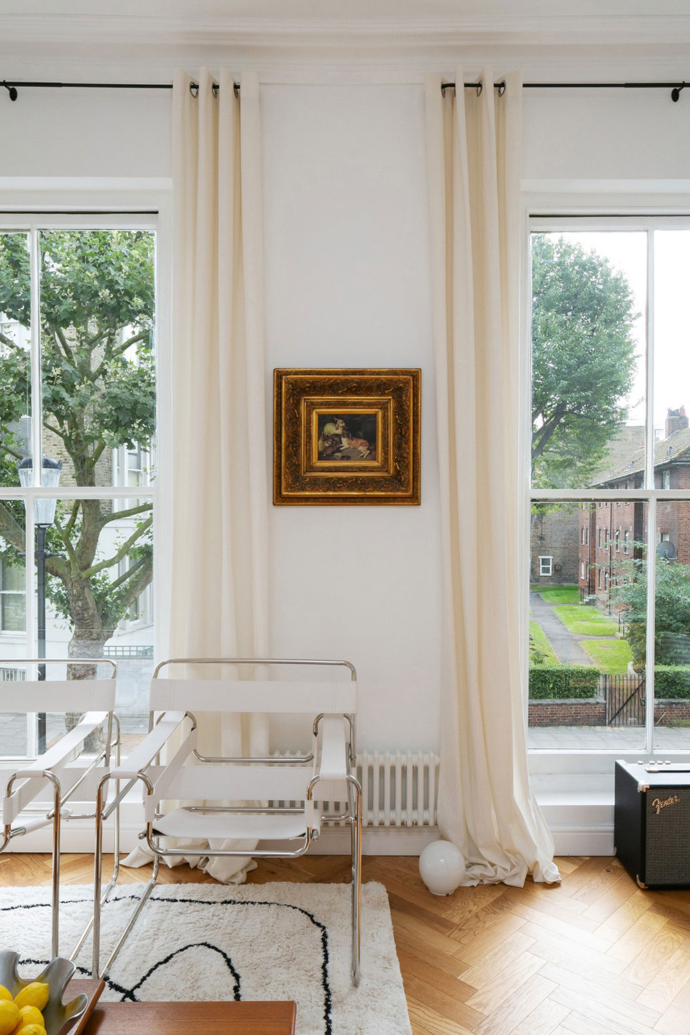 Небольшая, но интересная белая квартира в роскошном викторианском доме в центре Лондона