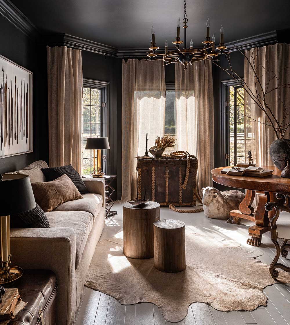 Черные стены и винтаж: атмосферный интерьер дома дизайнера Sean Anderson в Мемфисе