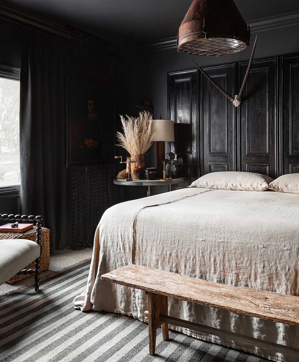 Черные стены и винтаж: атмосферный интерьер дома дизайнера Sean Anderson в Мемфисе