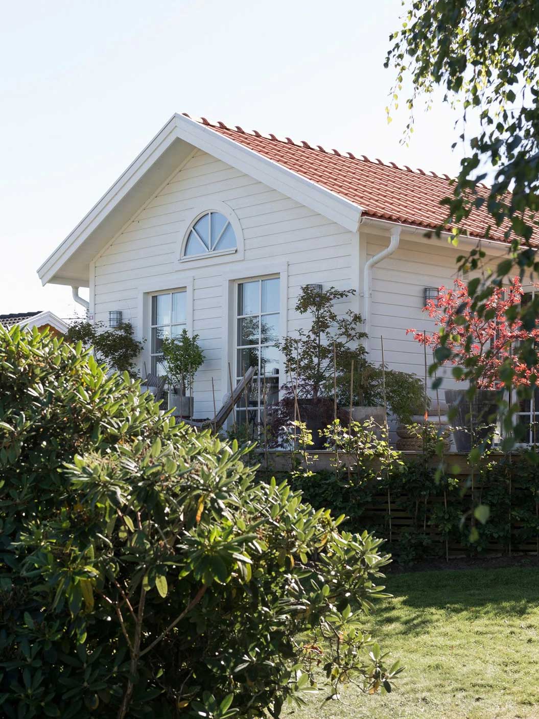 Как одна шведская пара превратила неприметную хижину с красивым садом в уютнейшую дачу