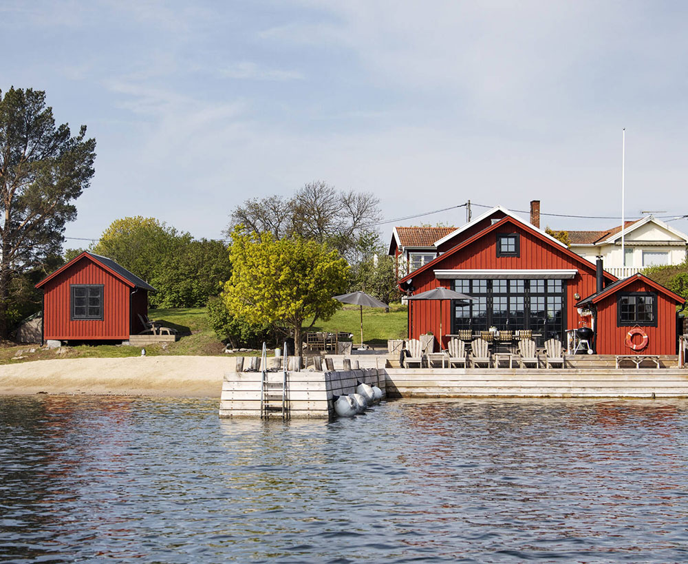 Прекрасный домик у воды на маленьком острове в Швеции
