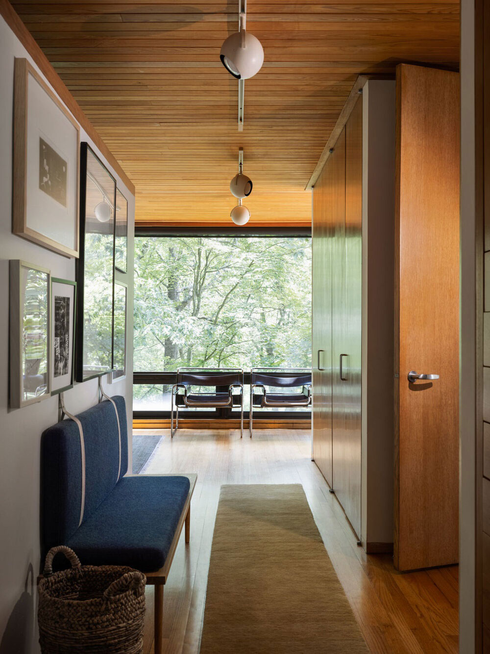 Стеклянные стены и деревянные балки: необычный дом в лесу в Коннектикуте