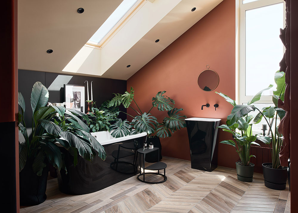 Экзотические мотивы, тёмные тона и зелёный оазис в ванной: современная квартира в Киеве