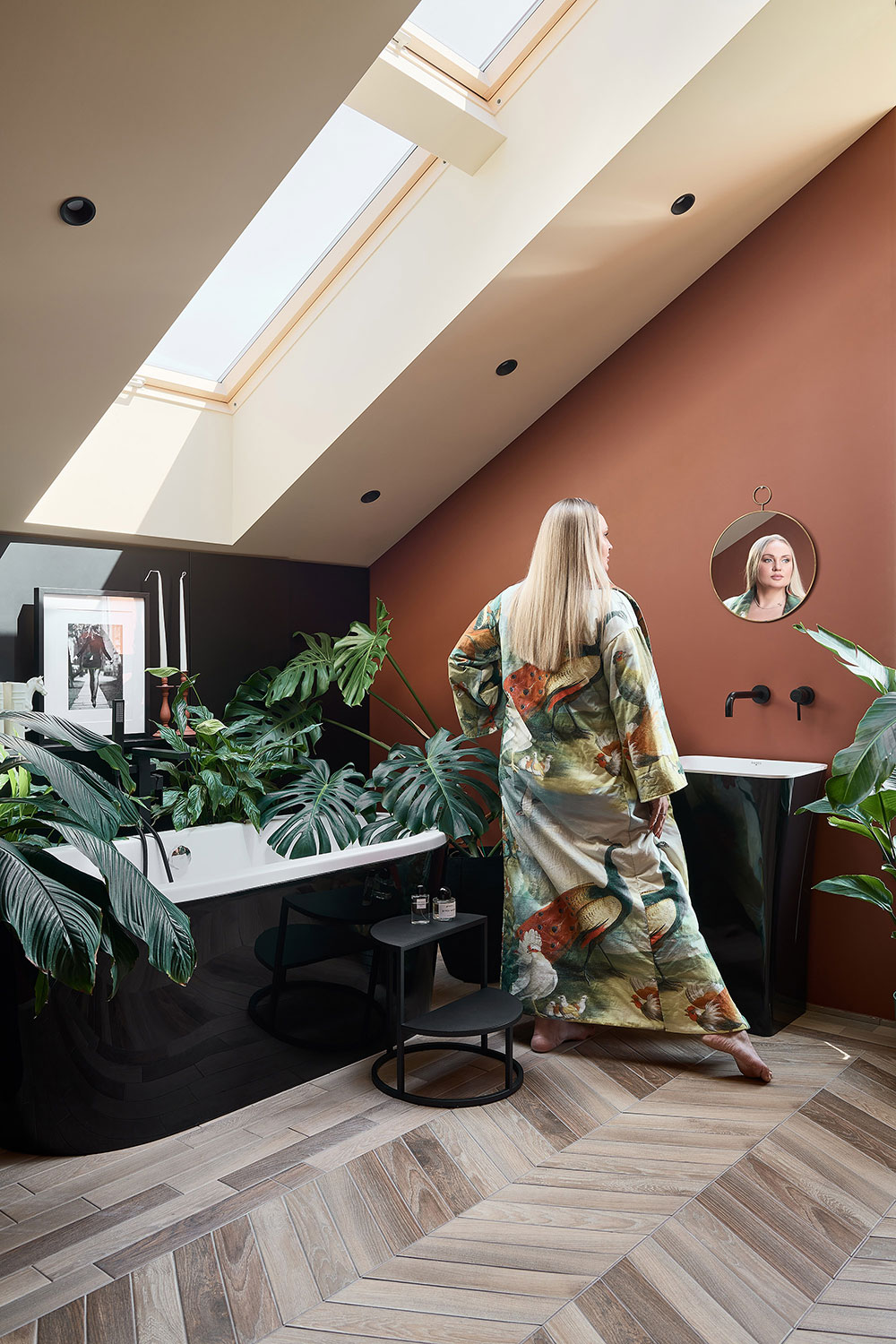 Экзотические мотивы, тёмные тона и зелёный оазис в ванной: современная квартира в Киеве