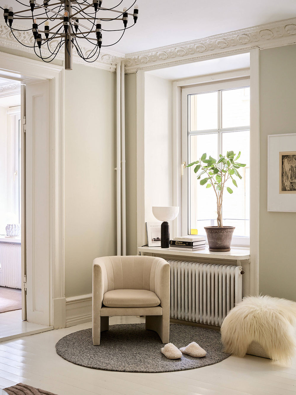Нежный интерьер красивой классической квартиры в Швеции