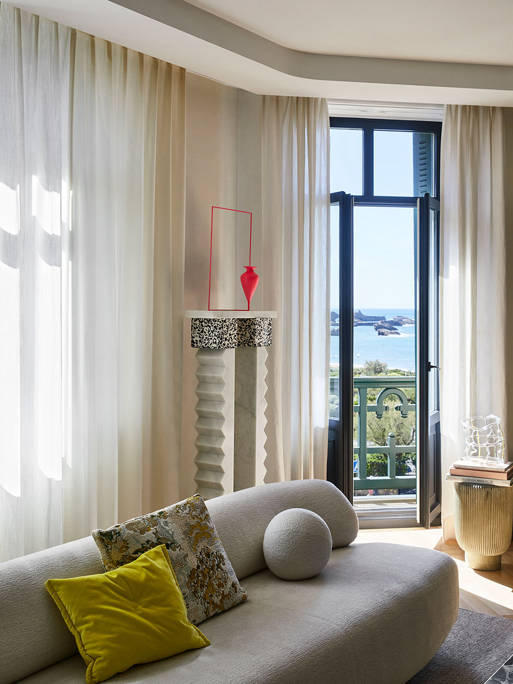 Привлекательная эклектика: яркие апартаменты на побережье во Франции от Claude Cartier