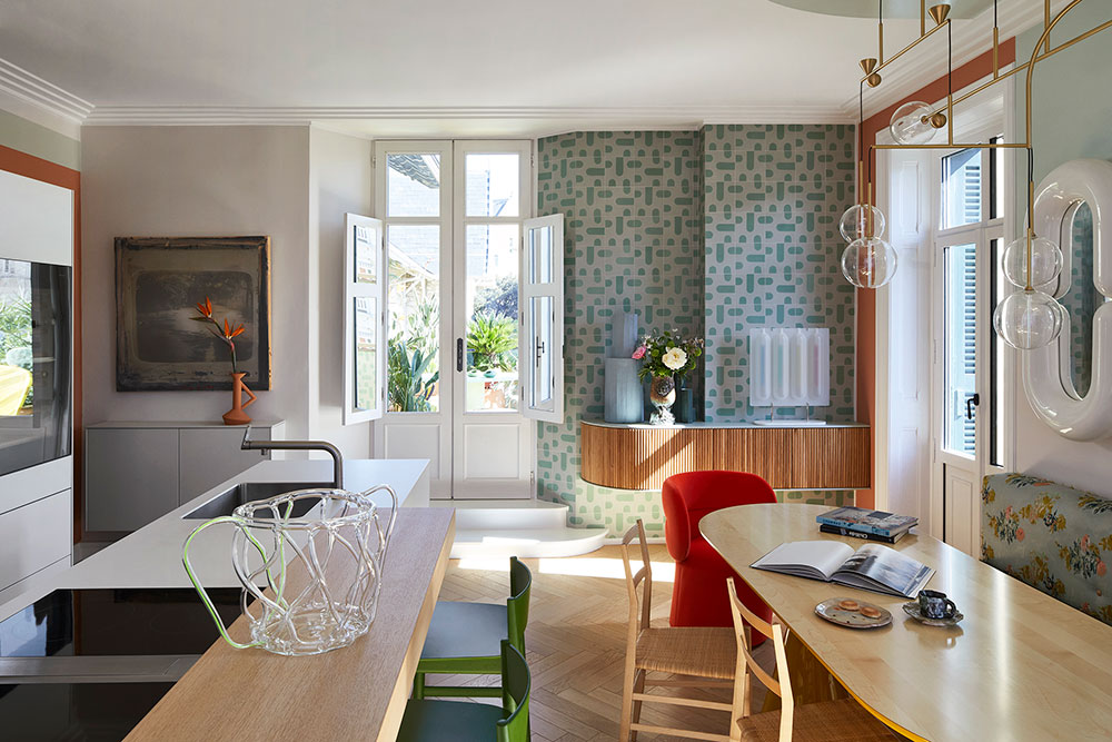 Привлекательная эклектика: яркие апартаменты на побережье во Франции от Claude Cartier