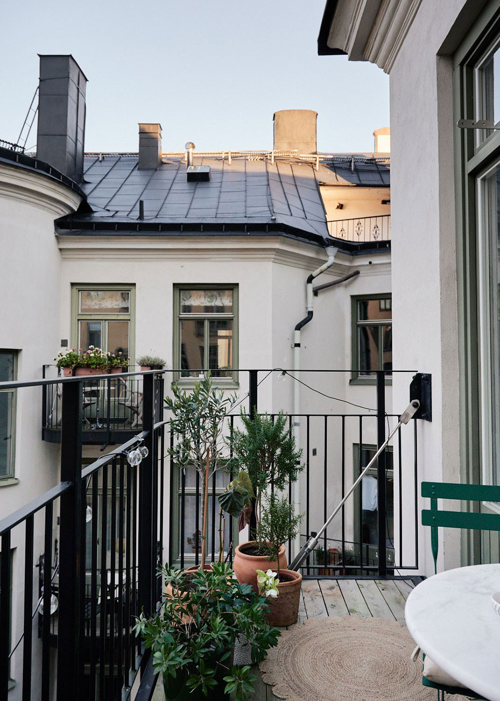 Прекрасная скандинавская квартира с зелёными стенами и ретро-деталями