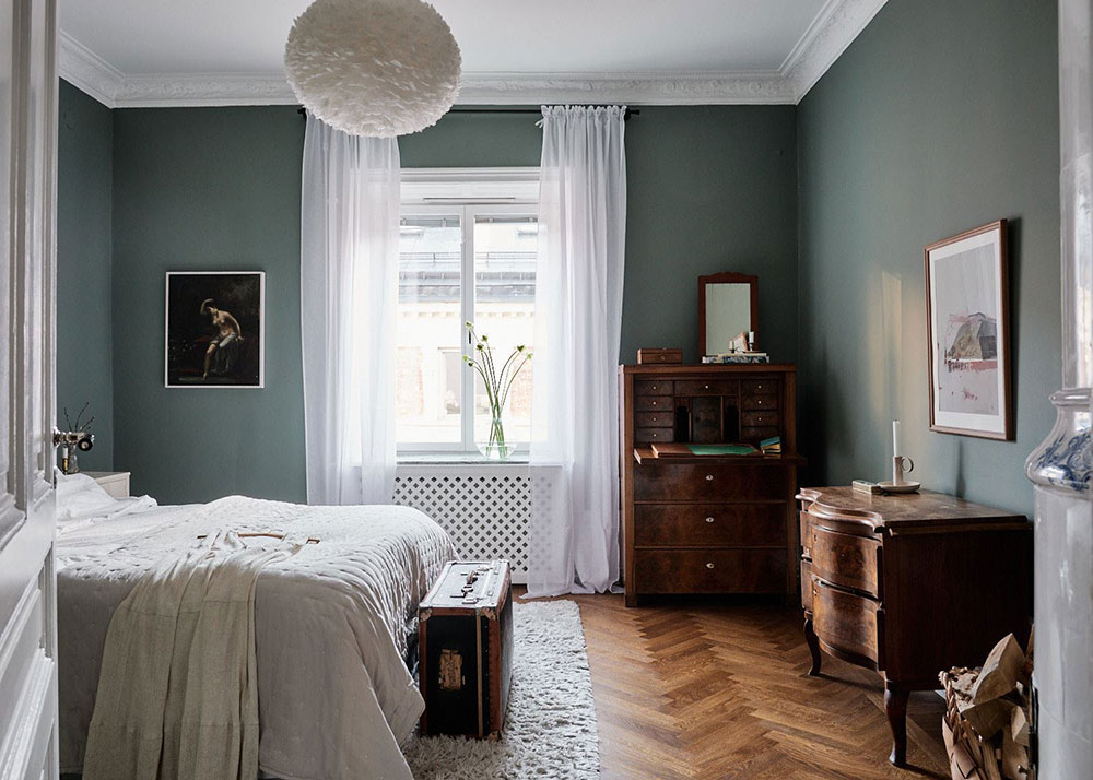 Прекрасная скандинавская квартира с зелёными стенами и ретро-деталями