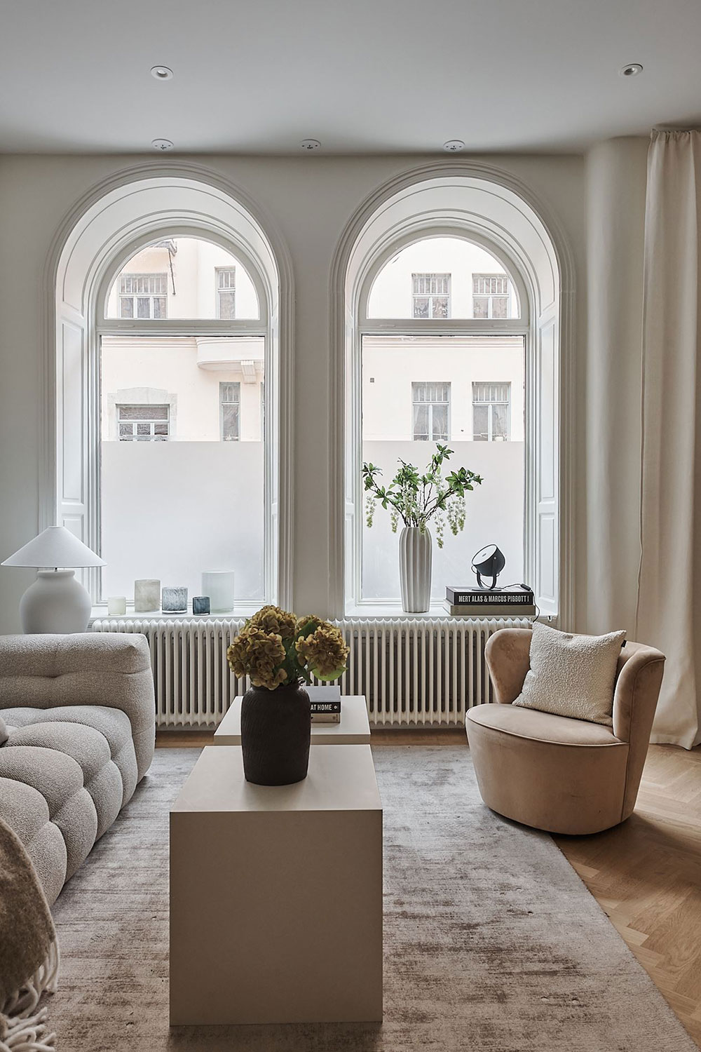 Арочные окна, высокие потолки и open-space: нежная квартира студия в Стокгольме (42 кв. м)