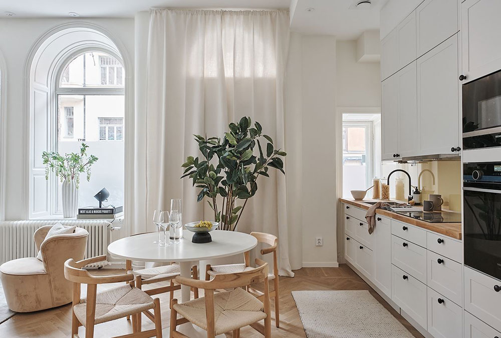 Арочные окна, высокие потолки и open-space: нежная квартира студия в Стокгольме (42 кв. м)