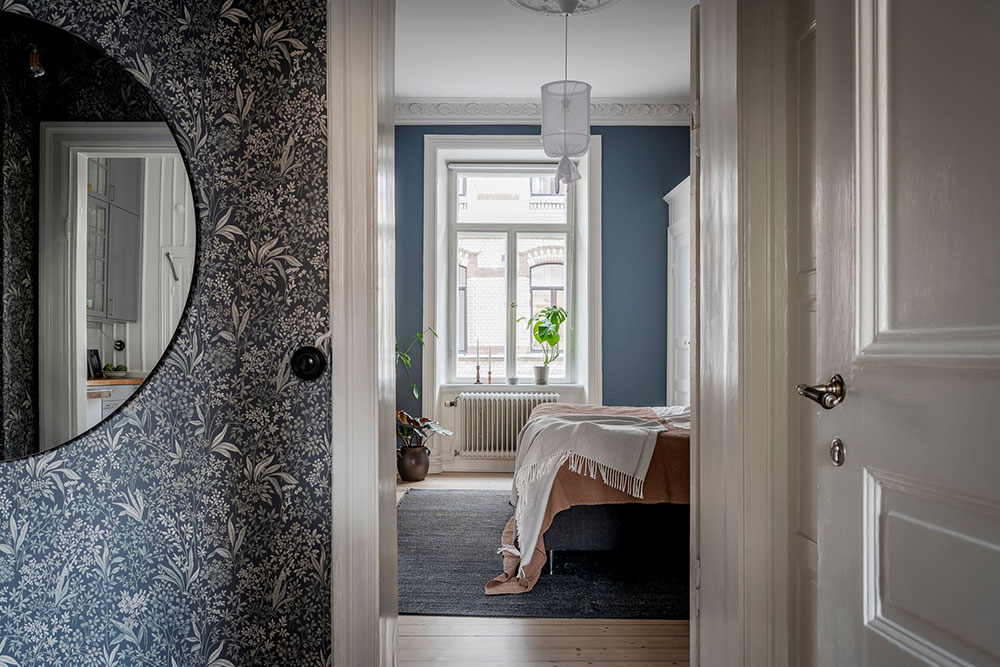 Бело-синяя спальня и цветочный коридор: красивая квартира в Гётеборге (92 кв. м)