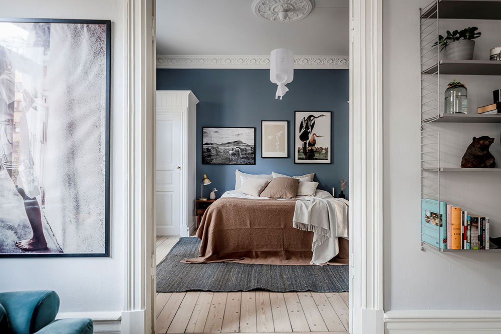 Бело-синяя спальня и цветочный коридор: красивая квартира в Гётеборге (92 кв. м)