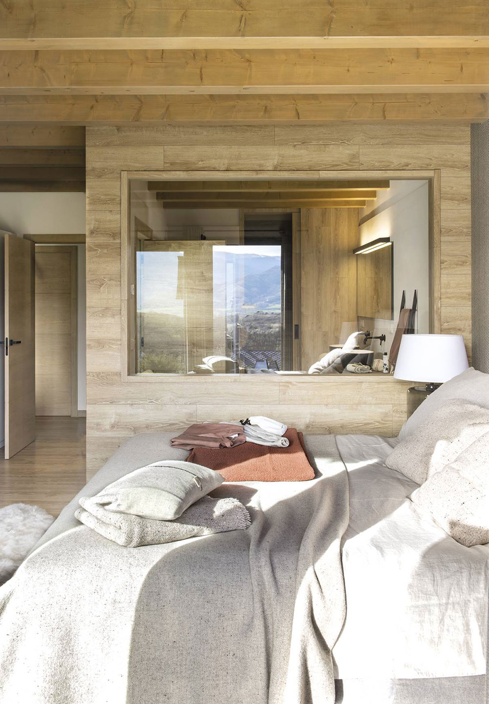 Дом в Пиренеях: интерьер с преобладанием дерева, который выглядит современно