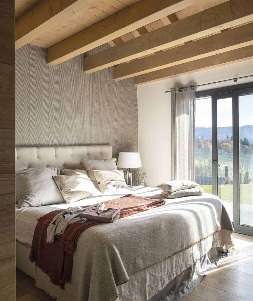 Дом в Пиренеях: интерьер с преобладанием дерева, который выглядит современно