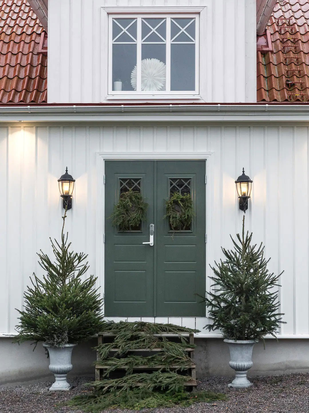 Белый шведский домик, украшенный к зимним праздникам