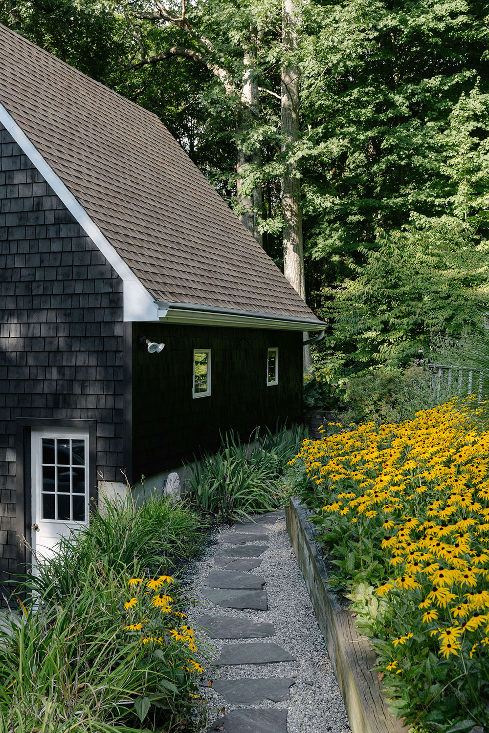 Чёрный фасад и белые интерьеры: уютный домик в лесу в штате Нью-Йорк