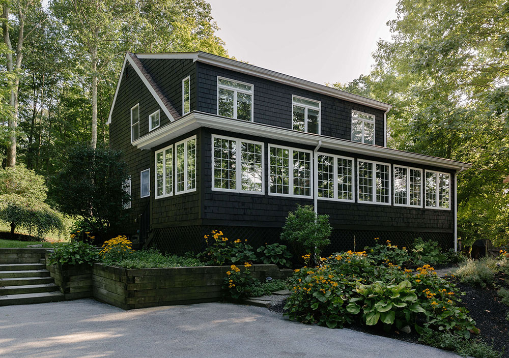 Чёрный фасад и белые интерьеры: уютный домик в лесу в штате Нью-Йорк