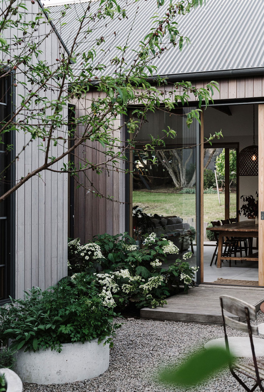 Очень светлый и уютный дом семьи дизайнера на побережье в Австралии