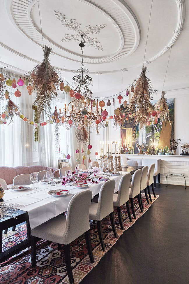 Экстравагантный розовый и серебряный рождественский декор для интерьера дома в Копенгагене