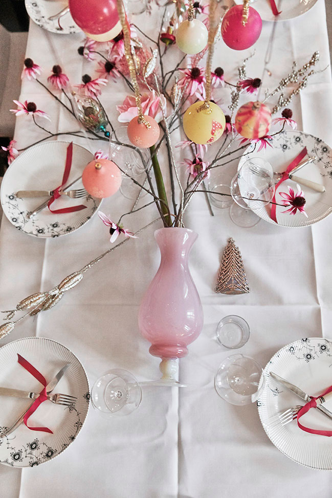 Экстравагантный розовый и серебряный рождественский декор для интерьера дома в Копенгагене