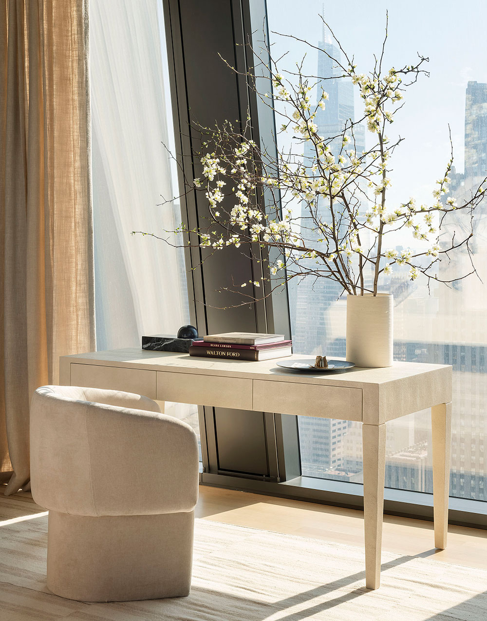 Паря над Нью-Йорком: современный интерьер квартиры в небоскребе