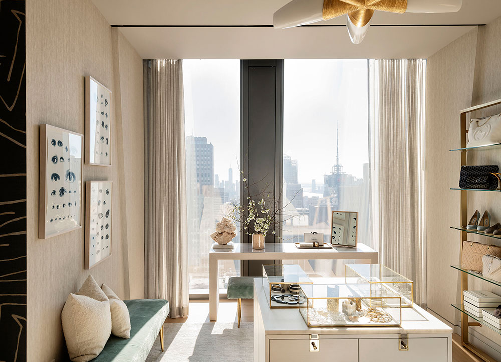 Паря над Нью-Йорком: современный интерьер квартиры в небоскребе