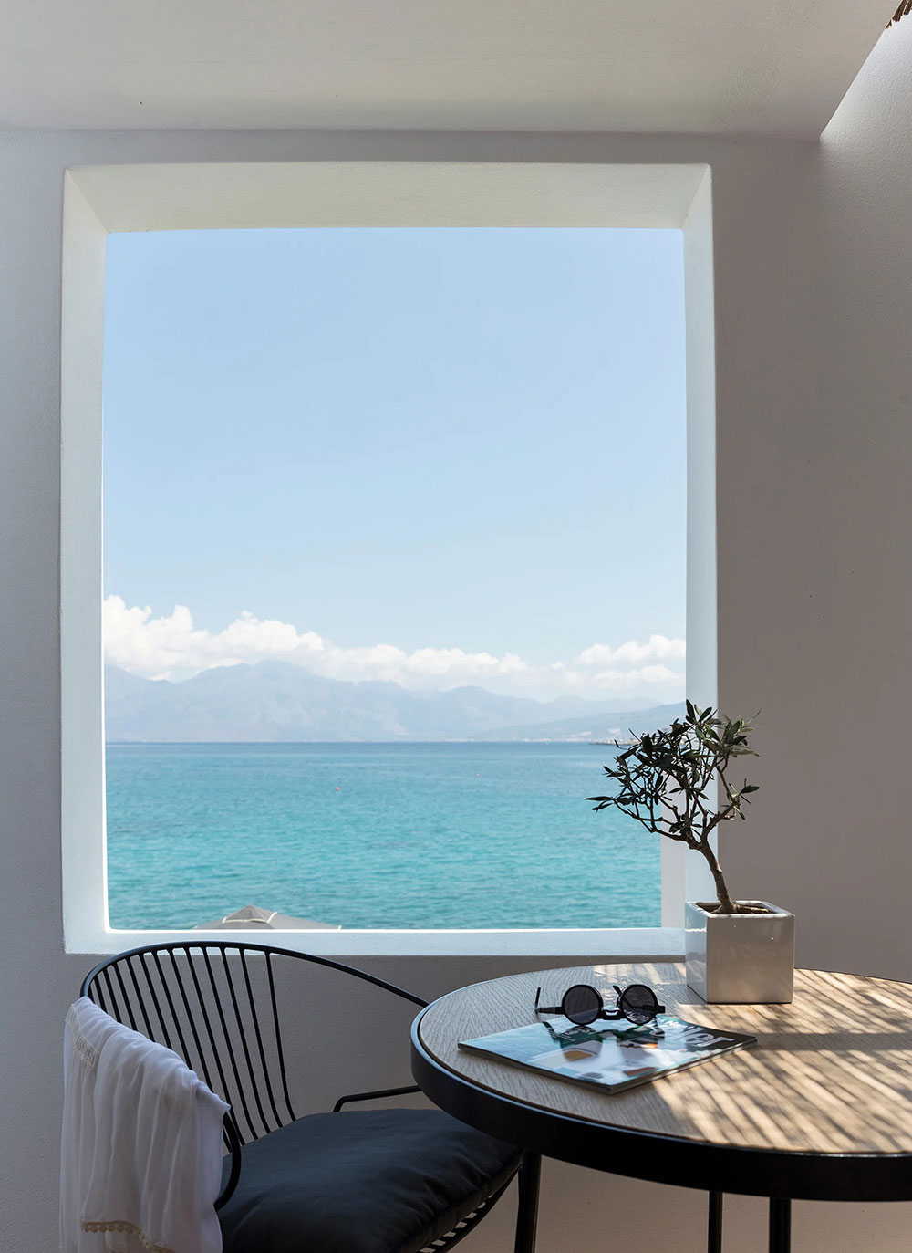 Собственный музей и 2,5 км береговой линии: отель Minos Beach Art Hotel на Крите