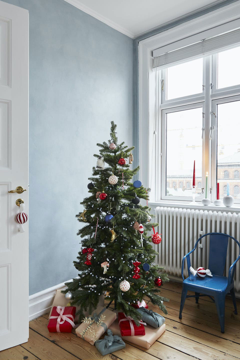 Сдержанный и элегантный рождественский декор для пастельной квартиры в Копенгагене
