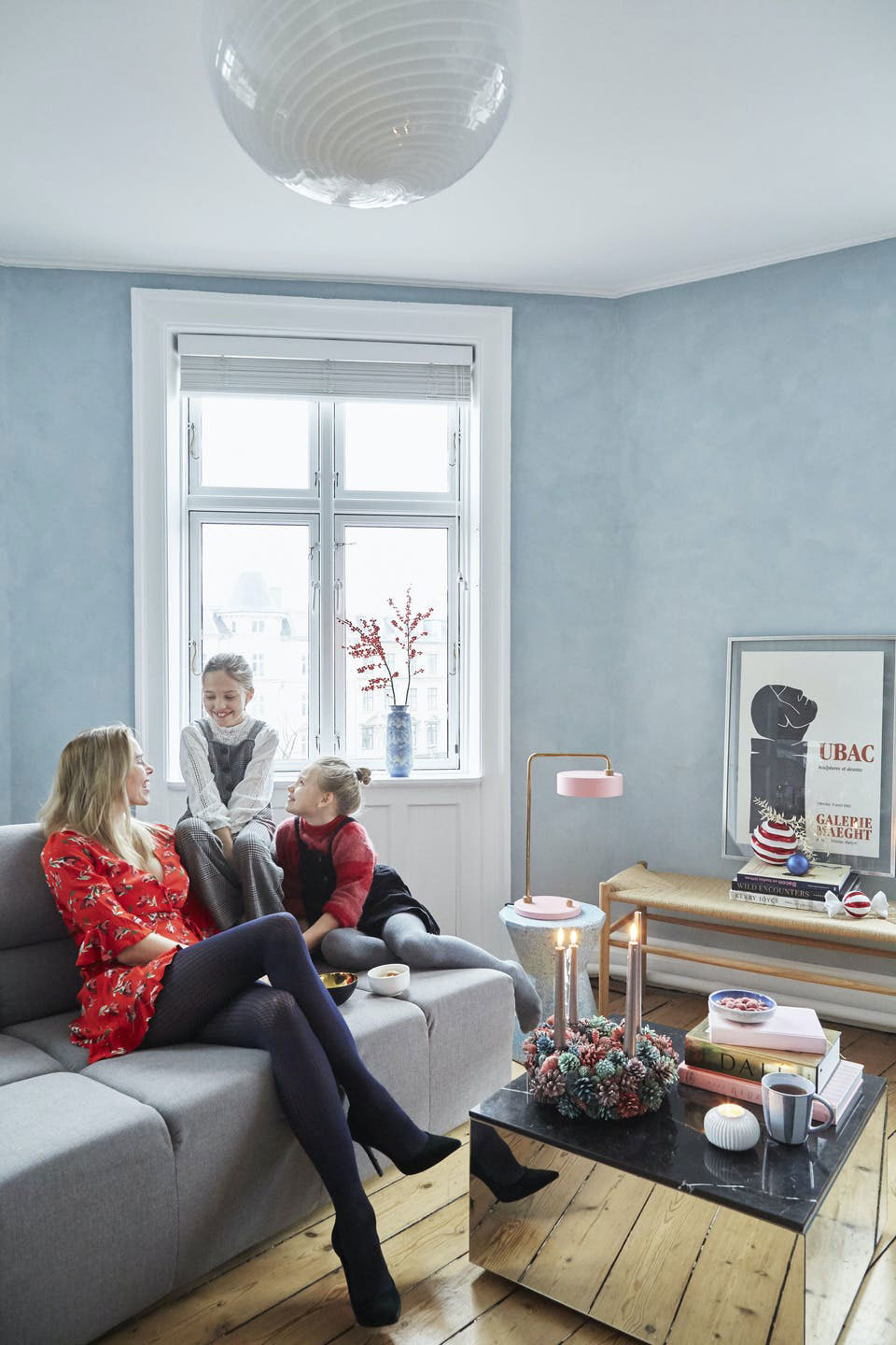 Сдержанный и элегантный рождественский декор для пастельной квартиры в Копенгагене