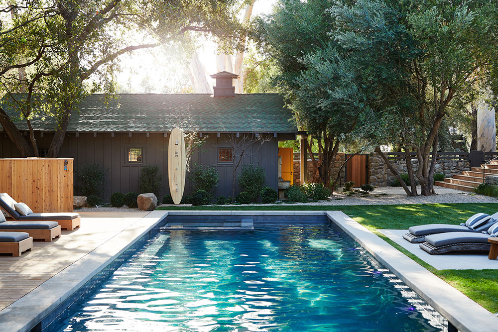 Расслабляющий интерьер дома с бассейном в Калифорнии
