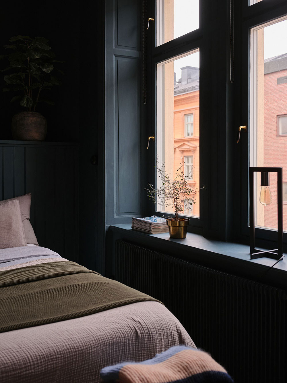 Скандинавская квартира с маленькой чёрной спальней (56 кв. м)