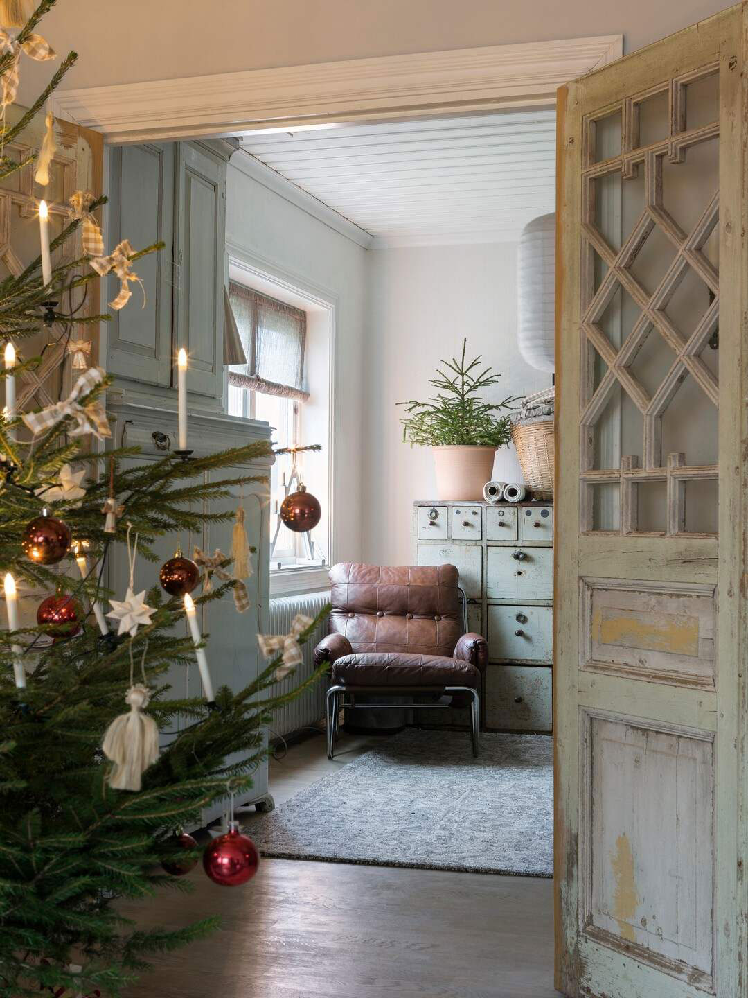 Рождественский декор в стиле рустик для дома 1940-х годов в Швеции