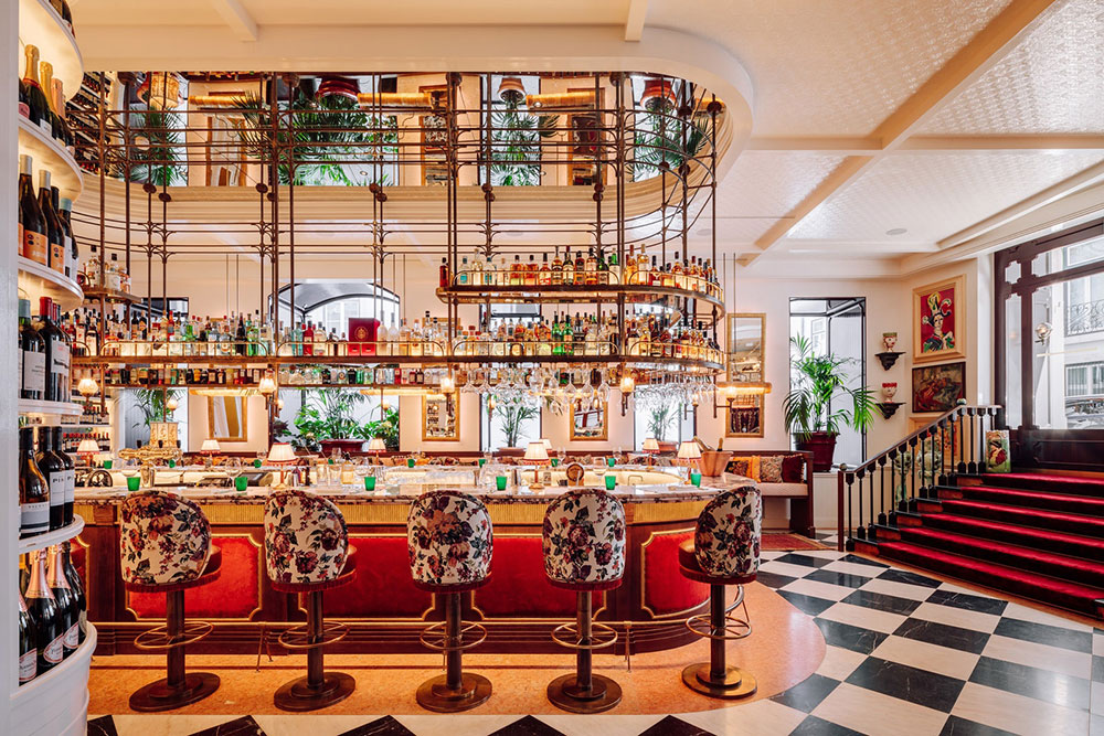 Дух путешествий и роскошный бар: интерьер отеля The Ivens в Лиссабоне