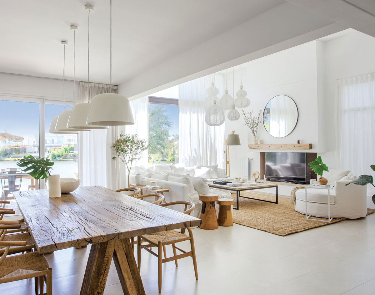 Белые интерьеры с вкраплениями натурального дерева: пляжный дом дизайнера в Аргентине