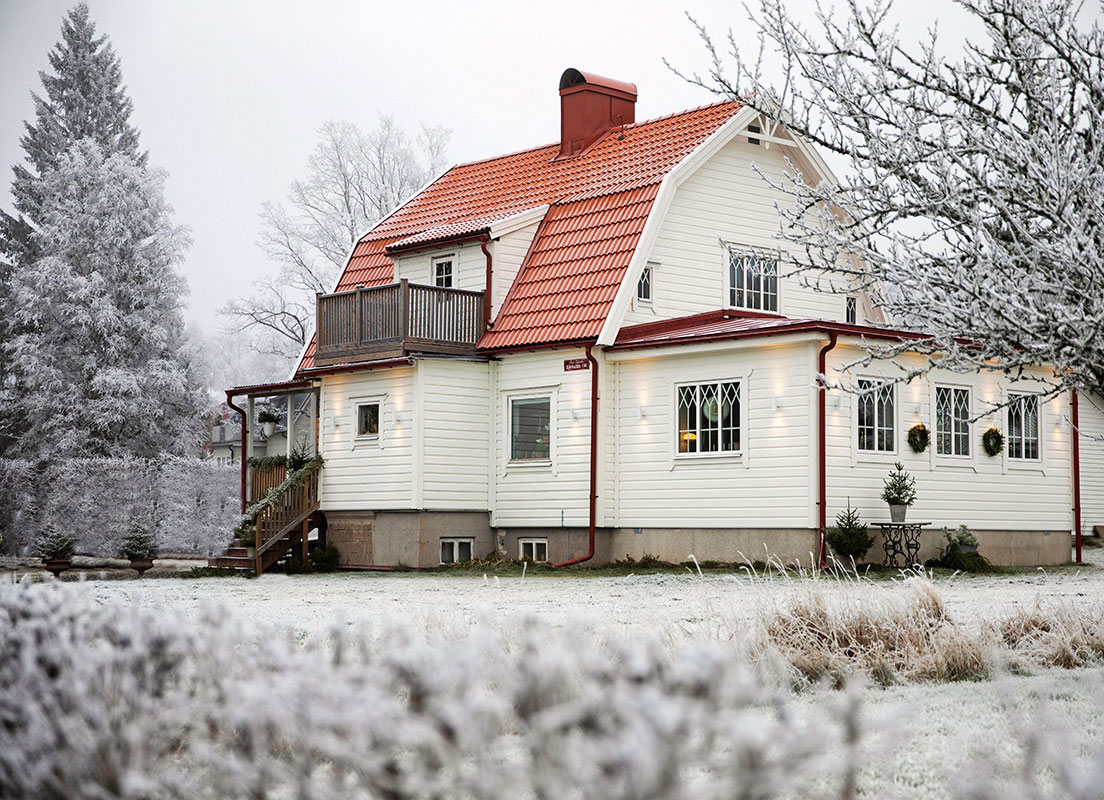 Новогодний декор в стиле ретро для дома 1920-х годов в Швеции