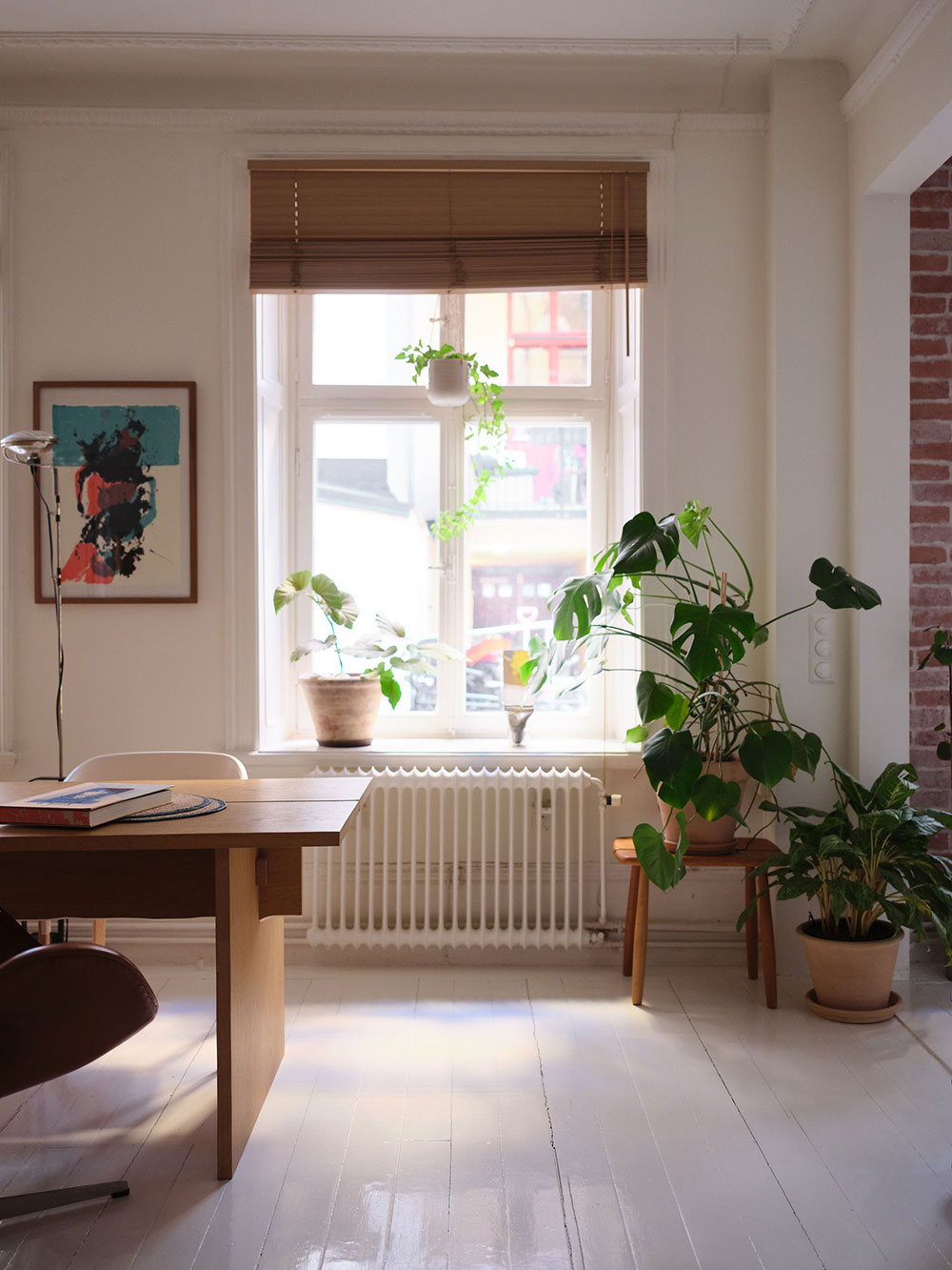 Причудливая мебель и офисный стол вместо обеденного: неожиданный интерьер в Стокгольме (49 кв. м)