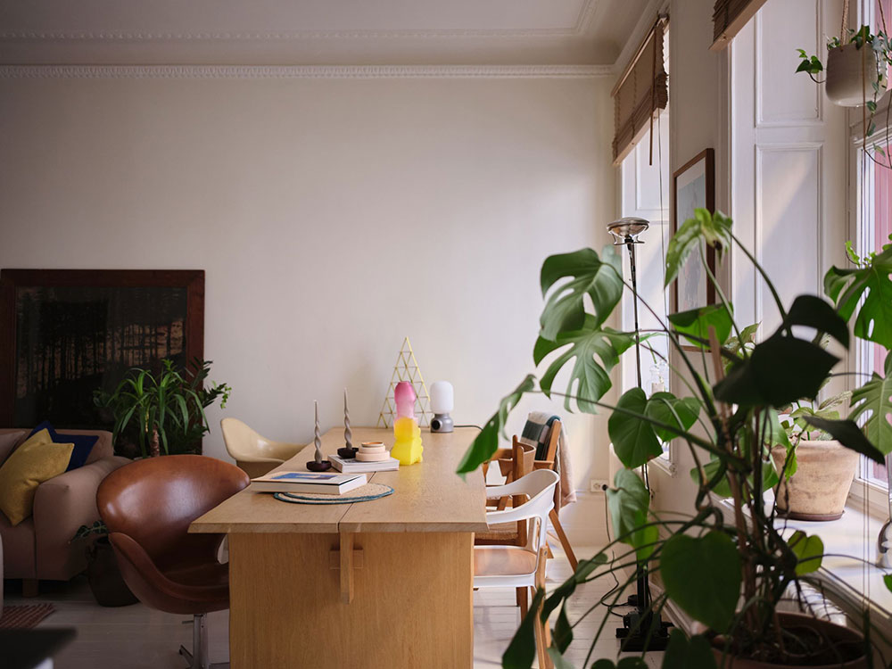 Причудливая мебель и офисный стол вместо обеденного: неожиданный интерьер в Стокгольме (49 кв. м)