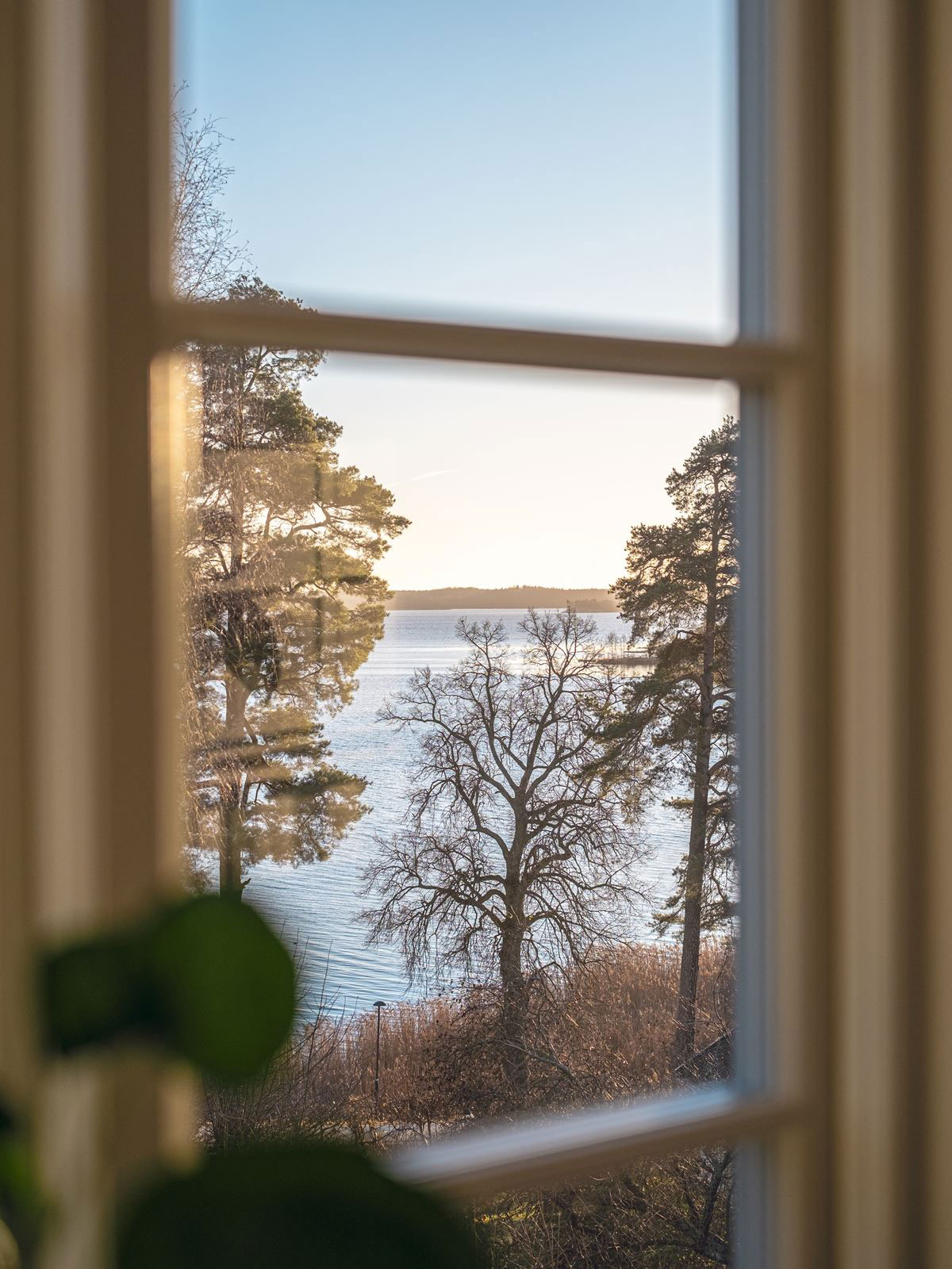 Элегантные современные интерьеры коттеджа у озера в Швеции
