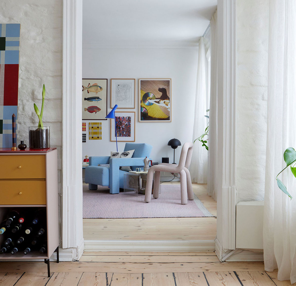 Игривая Скандинавия: квартира с красочным декором и дизайнерской мебелью в Стокгольме (64 кв. м)