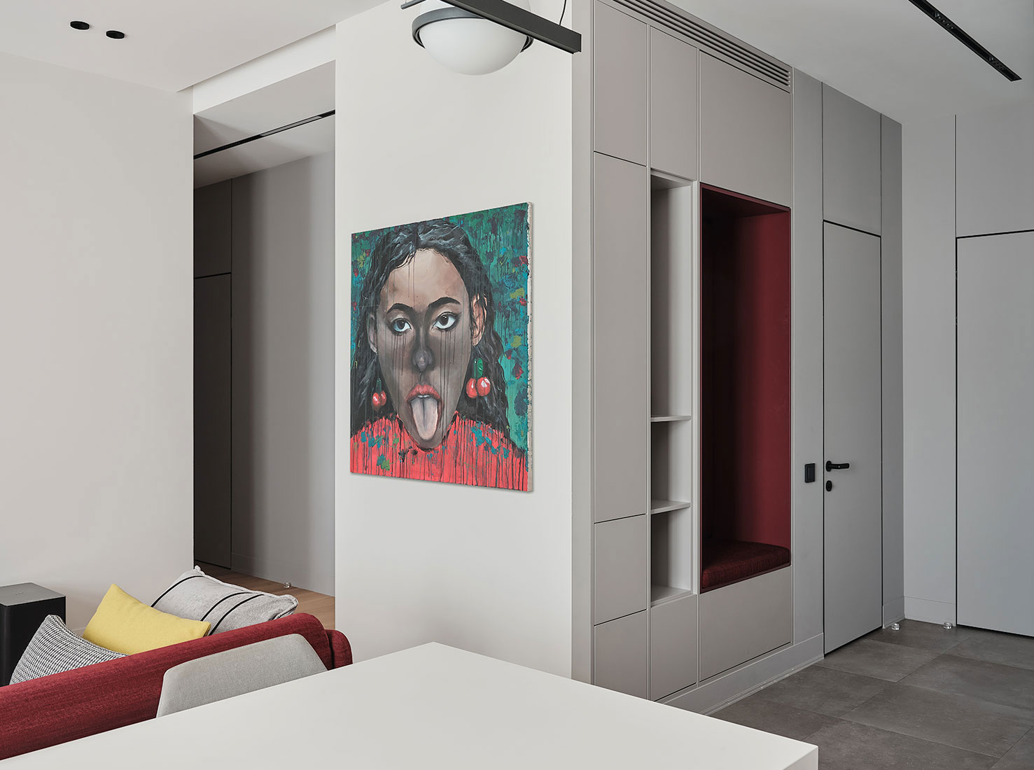 Кровать на подиуме и красный диван: квартира для студента в Санкт-Петербурге (75 кв. м)