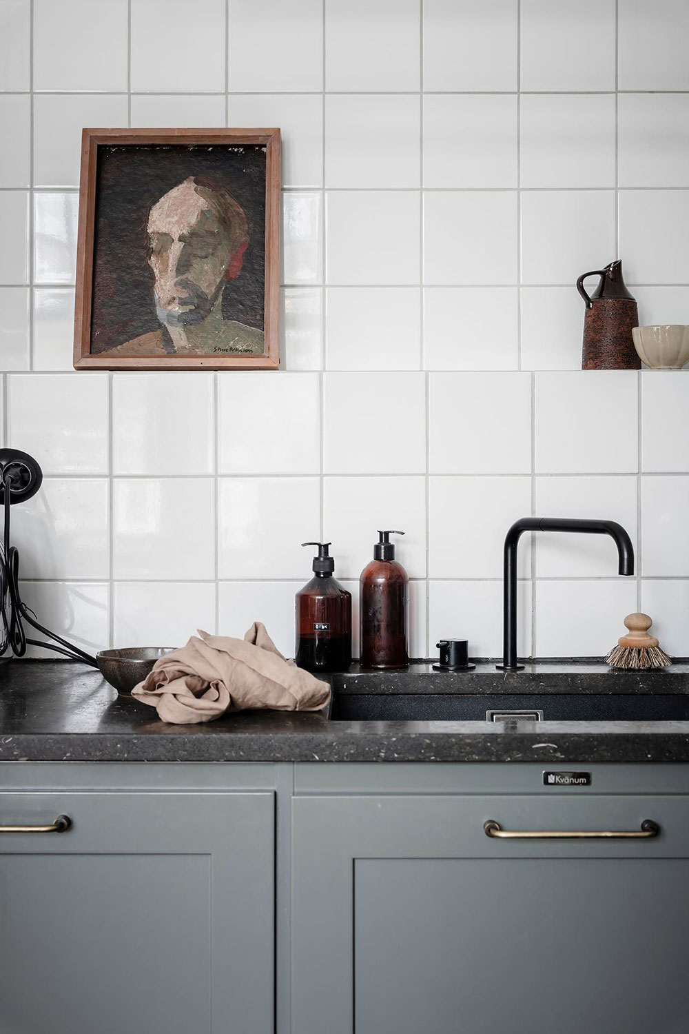 Чёрный пол на кухне и красивые окна: квартира в необычном доме 18 века в Гётеборге (71 кв. м)