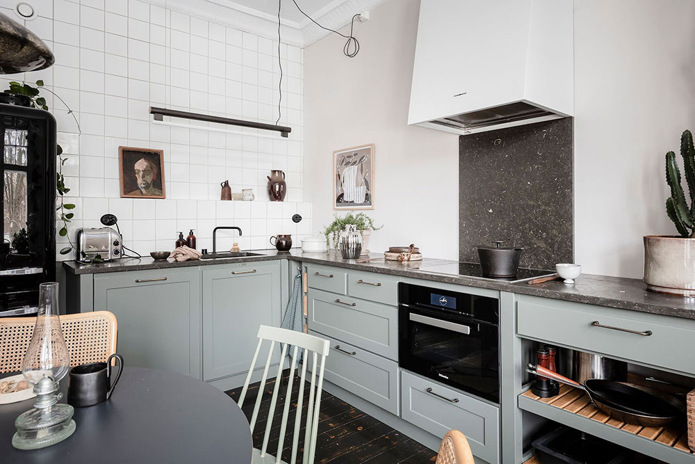 Чёрный пол на кухне и красивые окна: квартира в необычном доме 18 века в Гётеборге (71 кв. м)