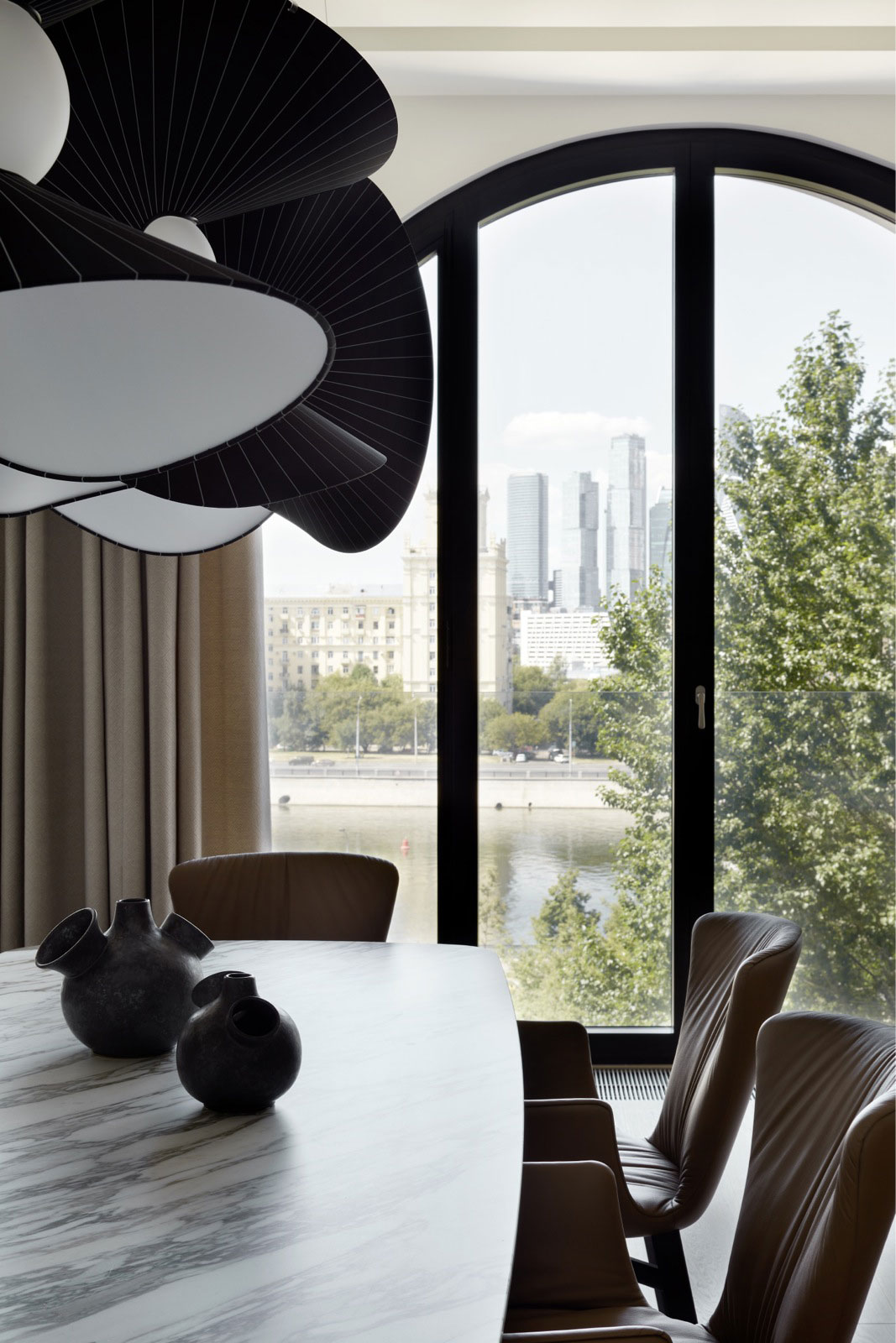 Арочные окна и модная современная мебель: квартира молодого бизнесмена в Москве