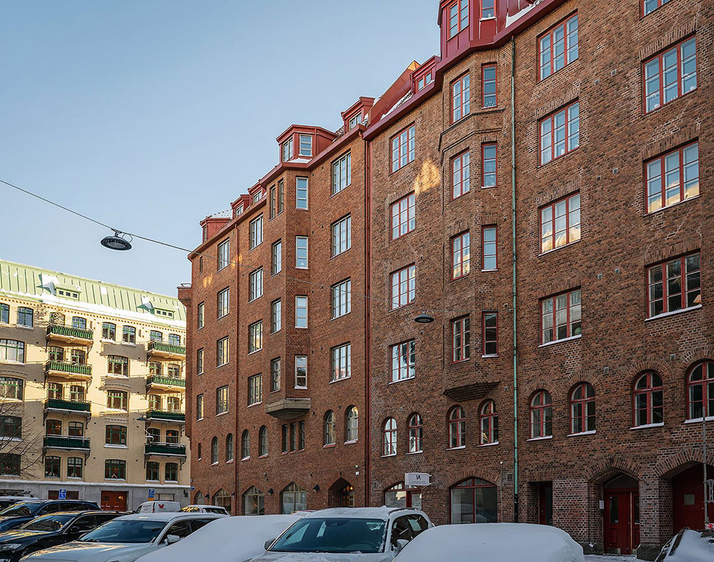 Светлая квартира с винным шкафом и заснеженным балконом в Гётеборге (68 кв. м)