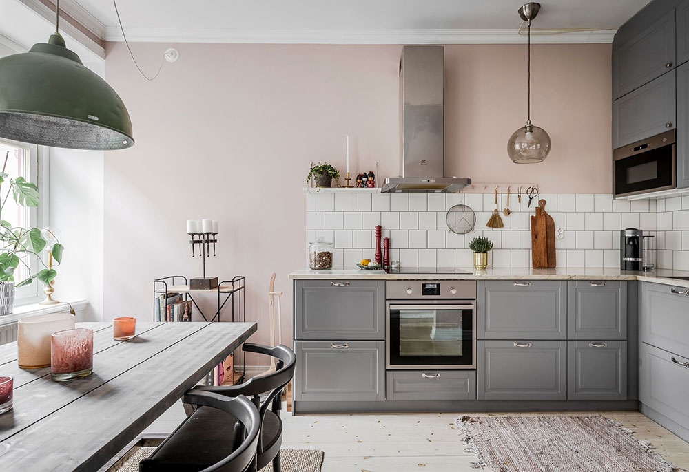 Розовые стены и винтажная витрина: милая квартира в Швеции (60 кв. м)