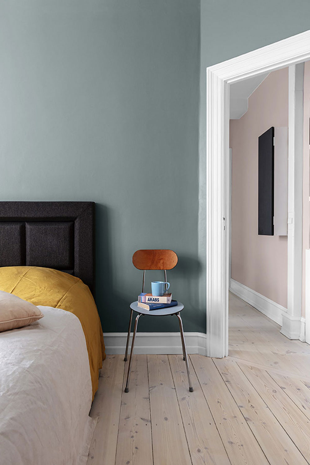 Смелые краски и идеи в интерьере классической квартиры в Копенгагене