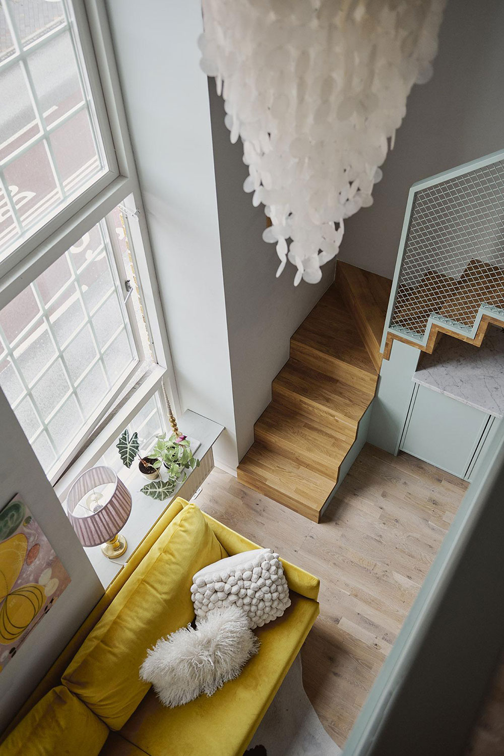 Яркая небольшая квартире в Мальмё с желтым диваном и голубой кухней (47 кв. м)